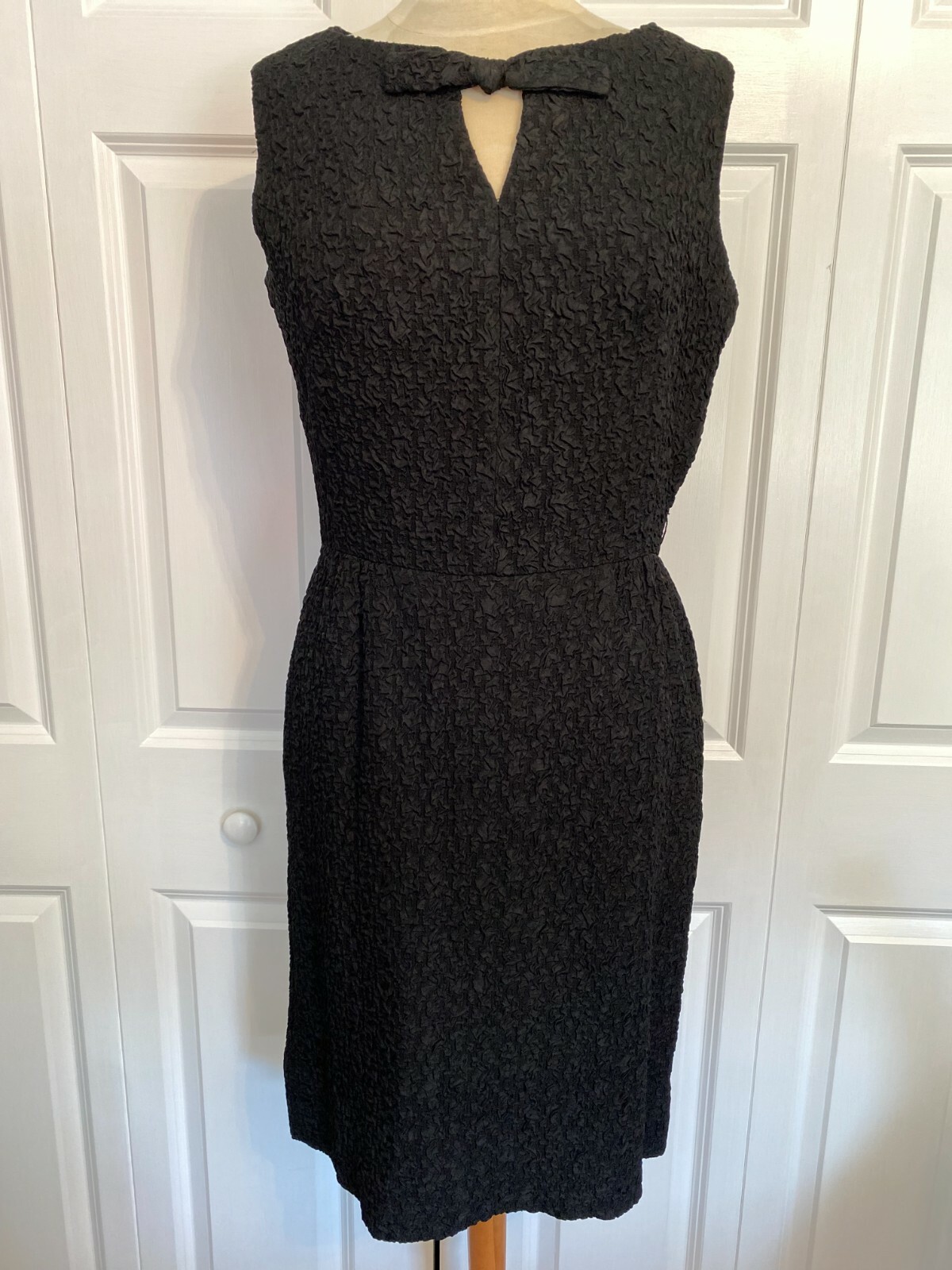 1950s-1960s black sleeveless texture sheath dress lined Sz 8? 30″ waist 38″ bust