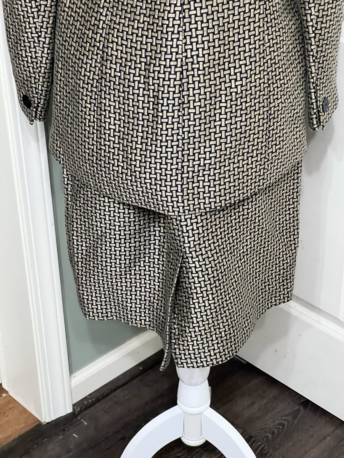 VTG Dana Buchman Black/Gold Geometric Pattern 2pc Jacket Sz Skirt Sz10P Suit