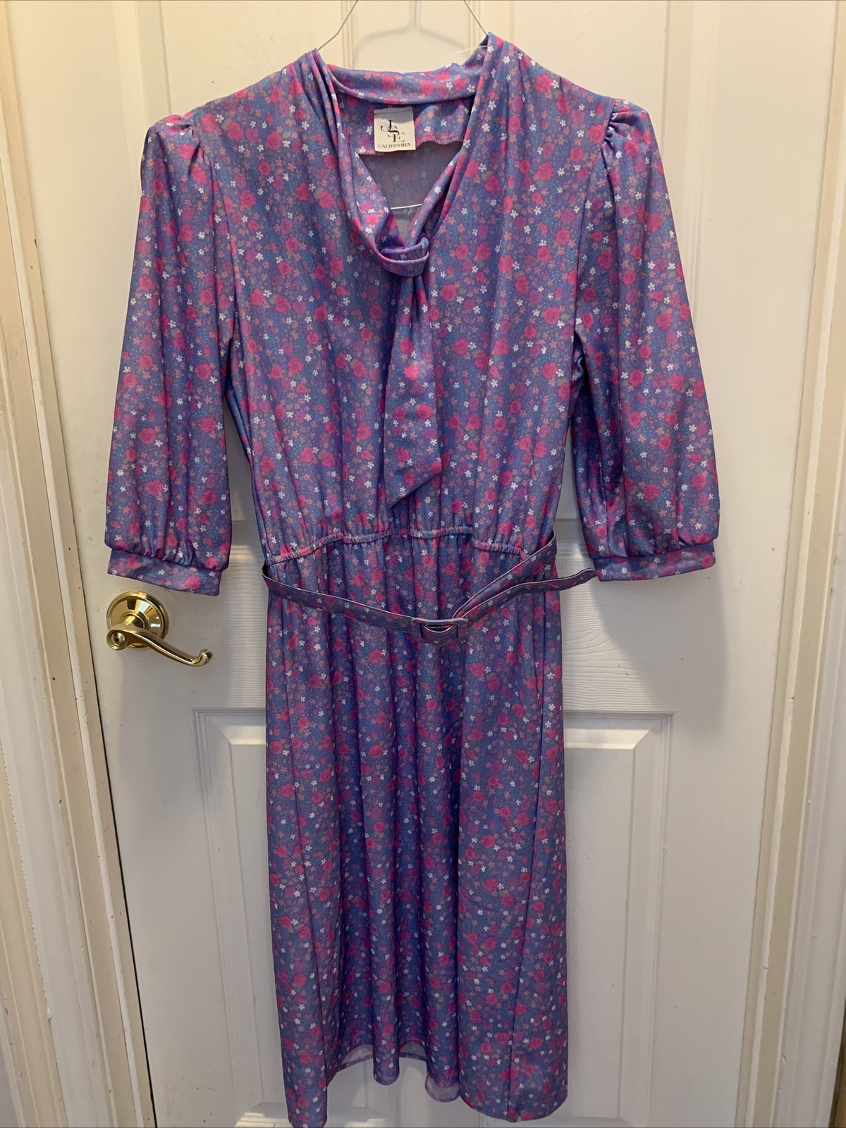 VINTAGE JSE CALIFORNIA 70’S PURPLE FLORAL PUFFY SLEEVE BELTED DRESS NECK TIE 8