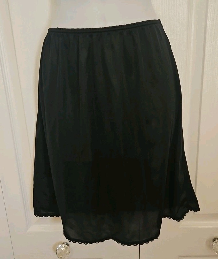 Vintage Warner’s Perfect Measure Black Nylon Lace Short Half Slip Medium