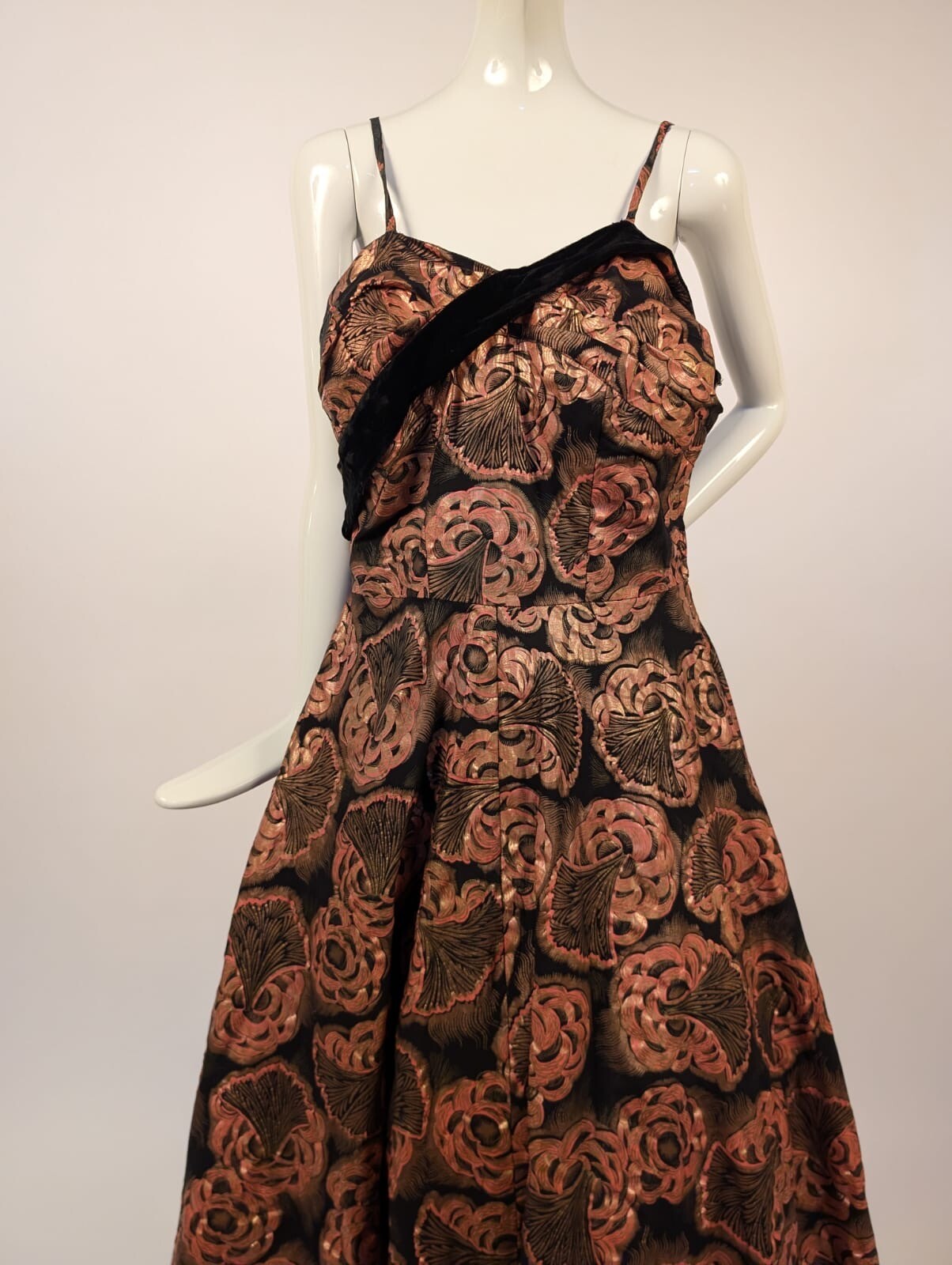 MOST ELEGANT 1940’S SALMON + METALLIC GOLD EMBOSSED CHINTZ LONG DRESS W VELVET 