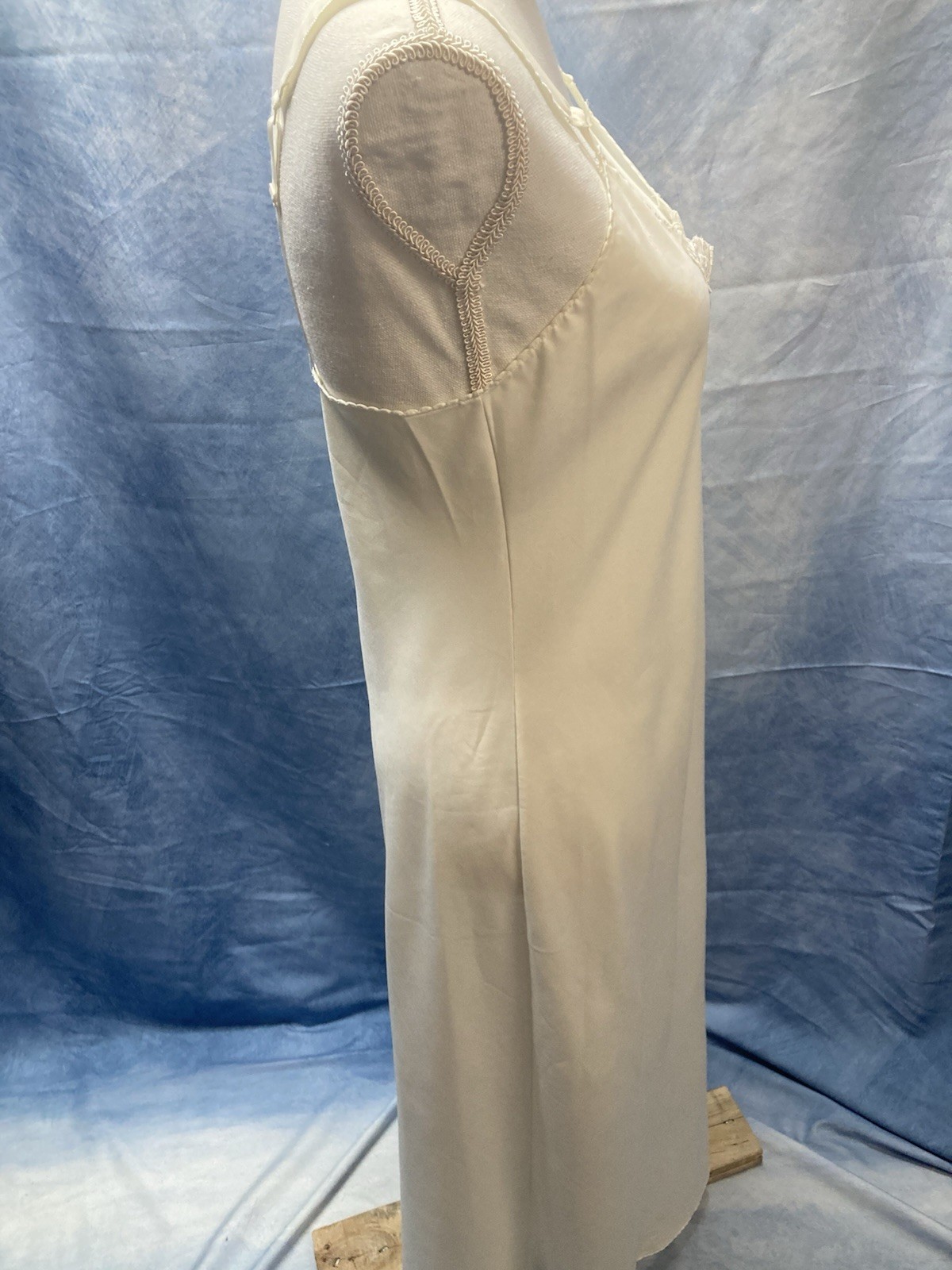 Vintage 1970s Women’s Vanity Fair Ivory Sleeveless Ankle Length Nightgown Size34