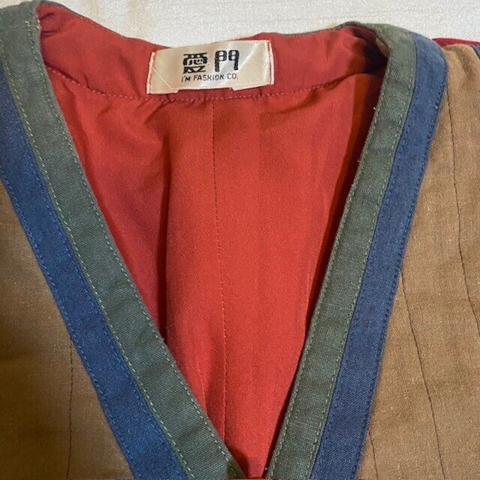 Quilted Womens Medium Blanket Jacket Coat Wood Buttons Red Multicolor Vneck