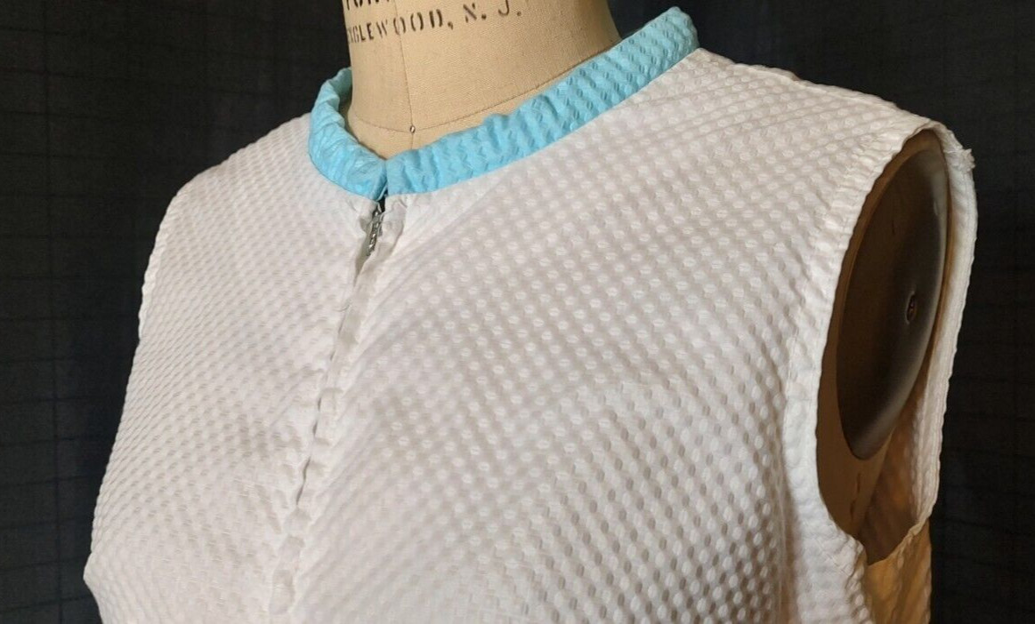 Vtg MCM 1970s HOUSE DRESS / WORK WEAR , WHITE PUCKERCLOTH w/ Pockets, Sleeveless
