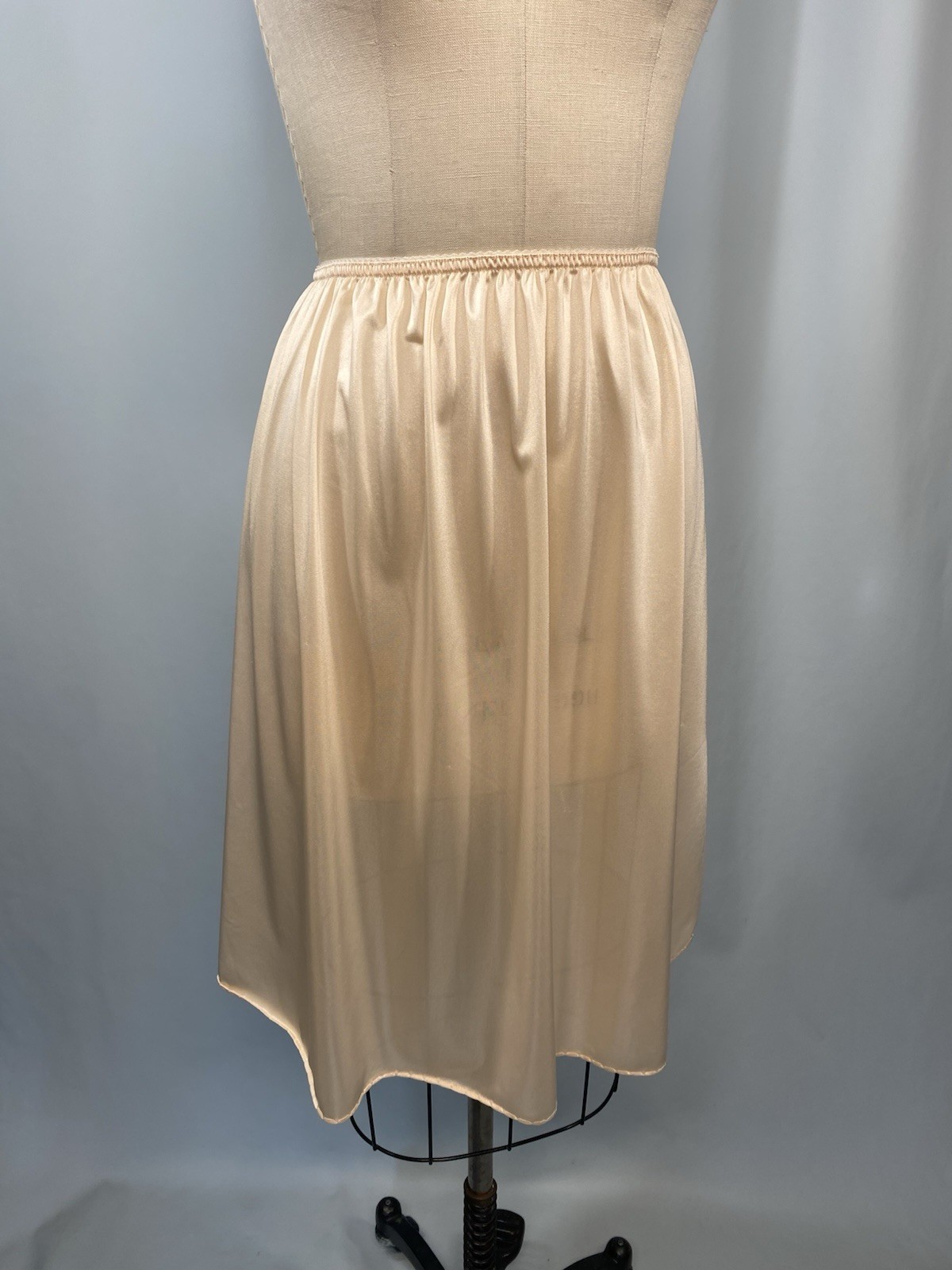 BALI Vintage Half Slip SIZE LARGE beige slit long length 25″ classic