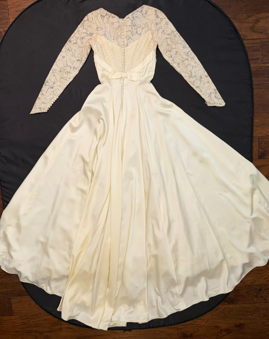 Vintage 1950s Ivory Silk Lace Off-White Wedding Dress XS XXS Long Sleeve Bridal