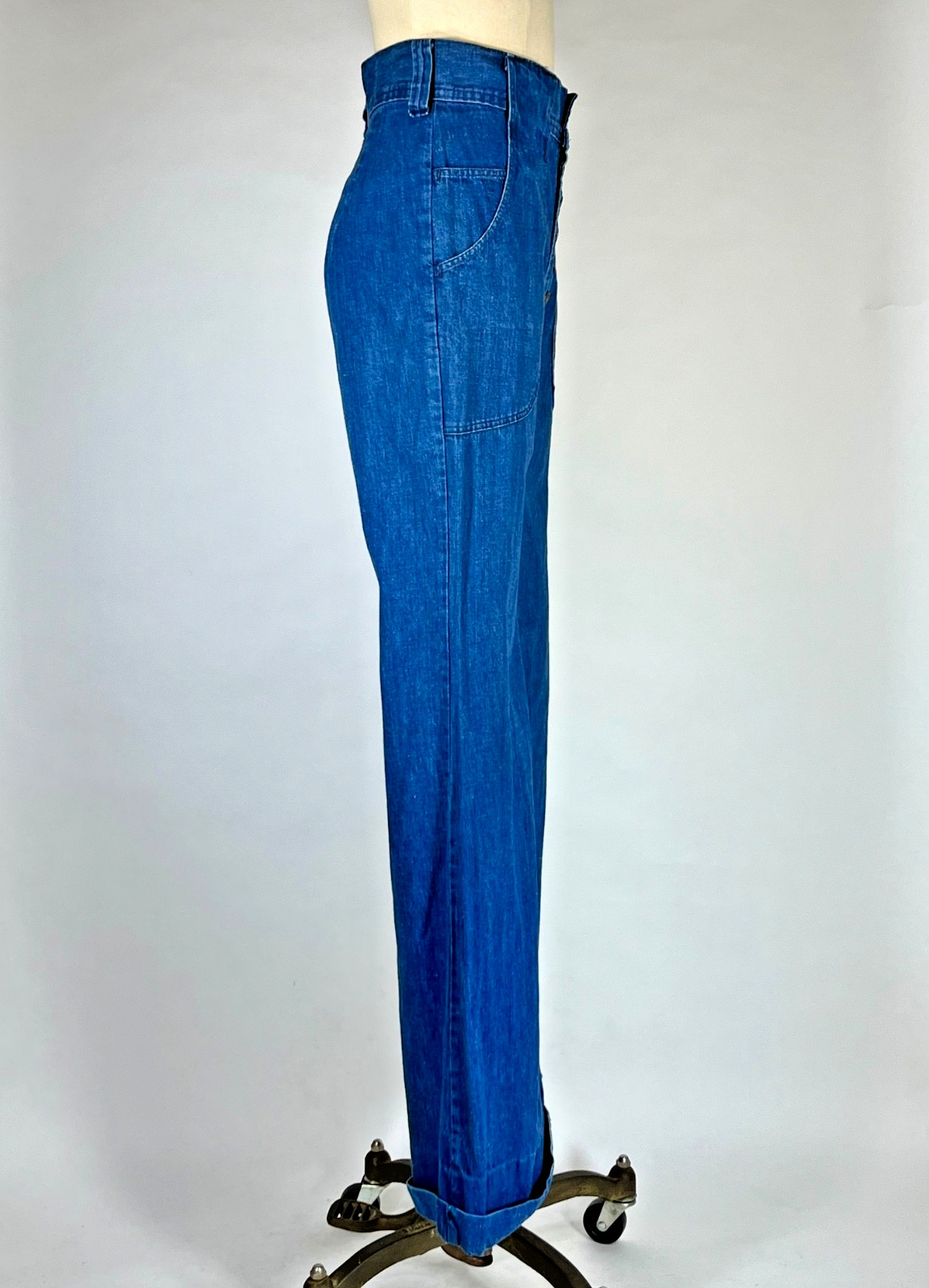 Vintage 1970’s medium wash blue 100% cotton denim high waist bell bottoms 28w