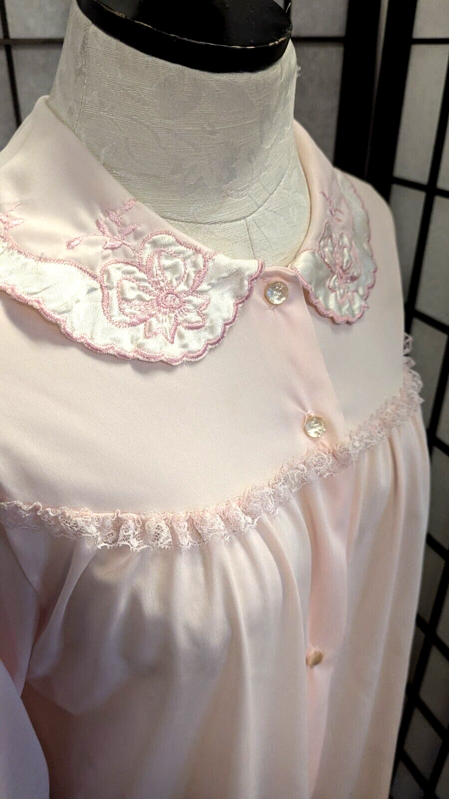 Vintage Deena of California M Peignoir Robe pink nylon Embroidered collar button