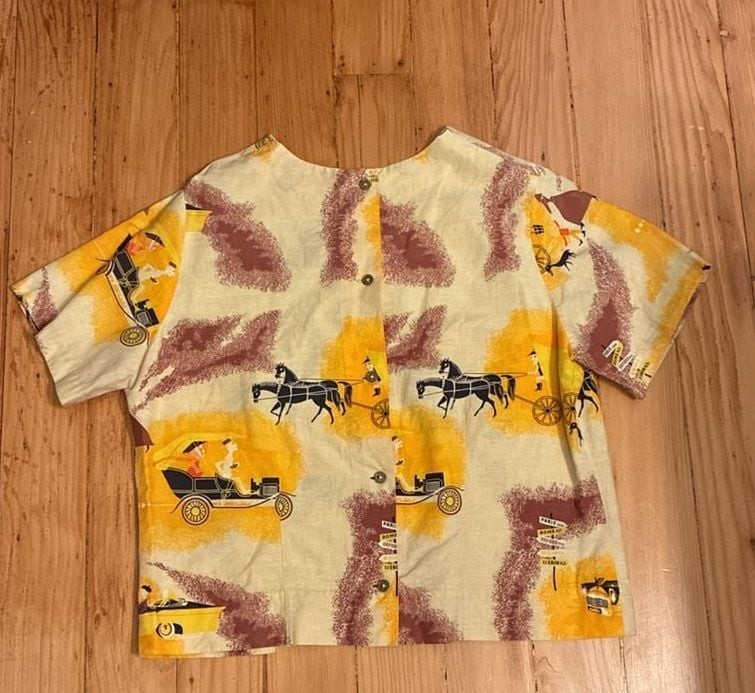 Vintage 1950s Novelty Print Short Sleeve Button-Front Top with Carriage Motif