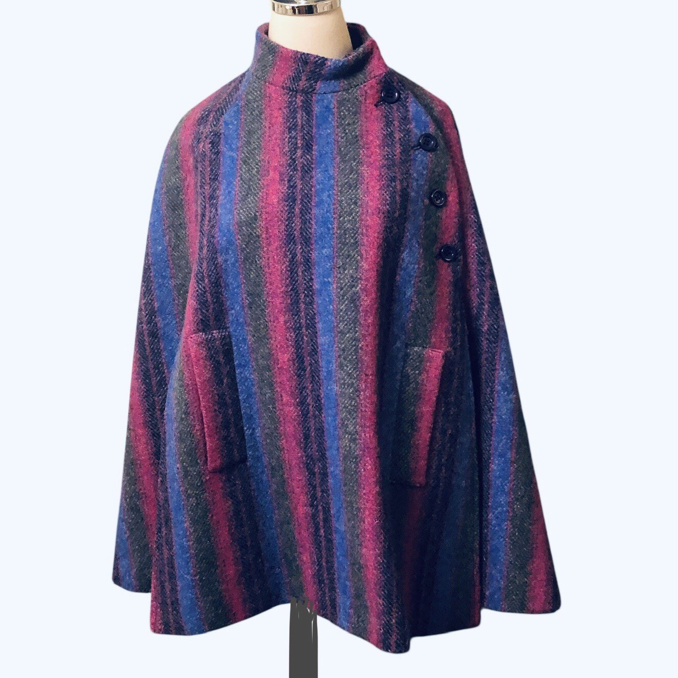 Vtg Jimmy Hourihan of Dublin 100% Irish Wool Short Cape Donnegal Tweed ￼Medium