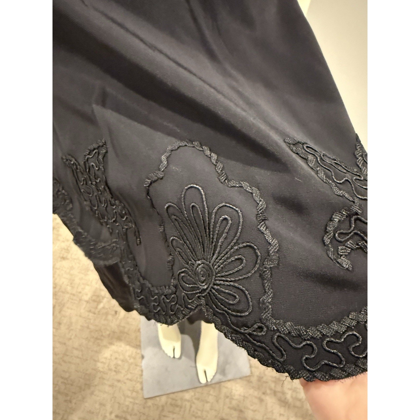 VTG FORM FIT NEW YORK BLACK Embroidered Detail Peplum Keyhole Neckline Dress