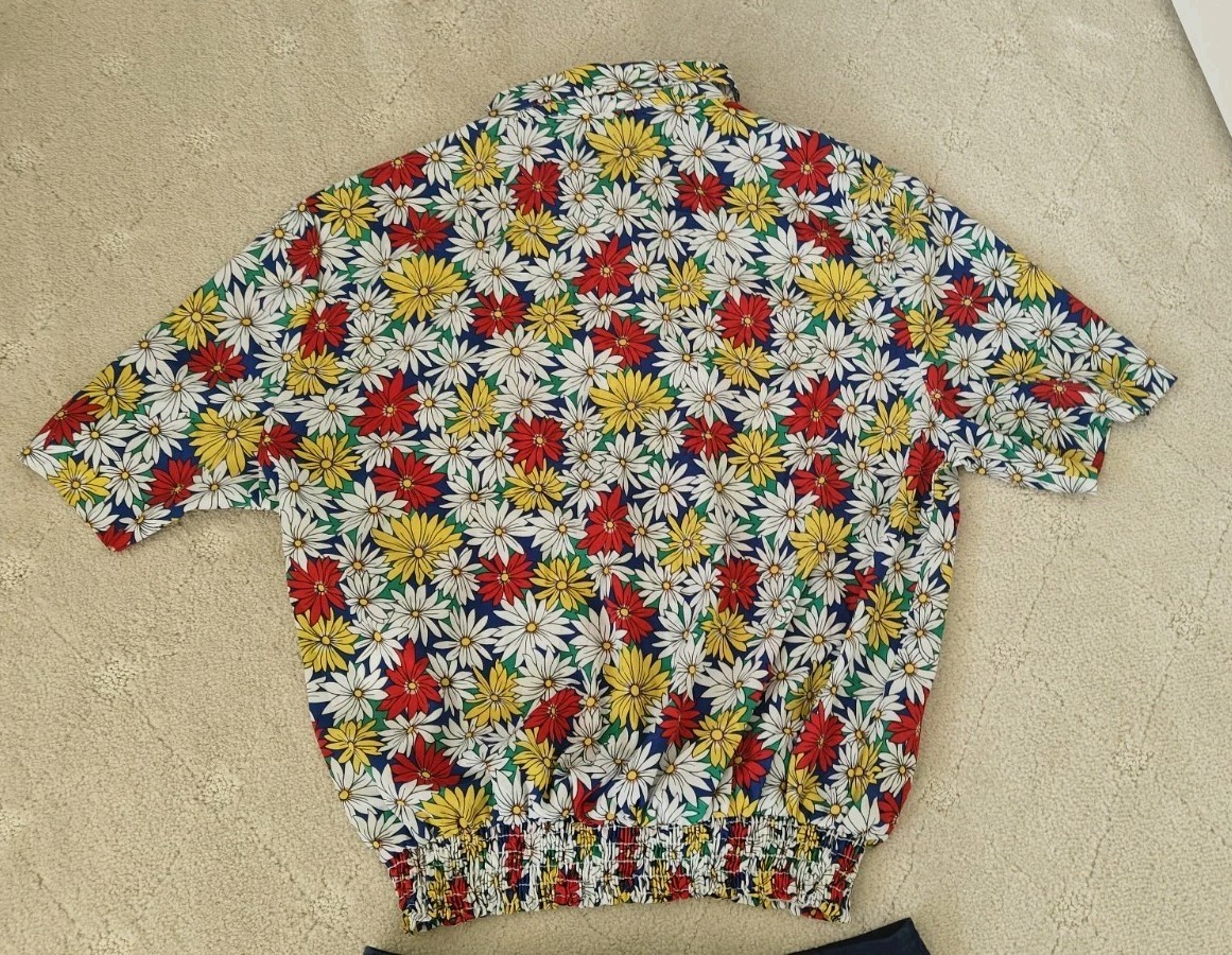Vintage Moda International Navy Short Shorts & Bright Daisy Blouse Top Outfit