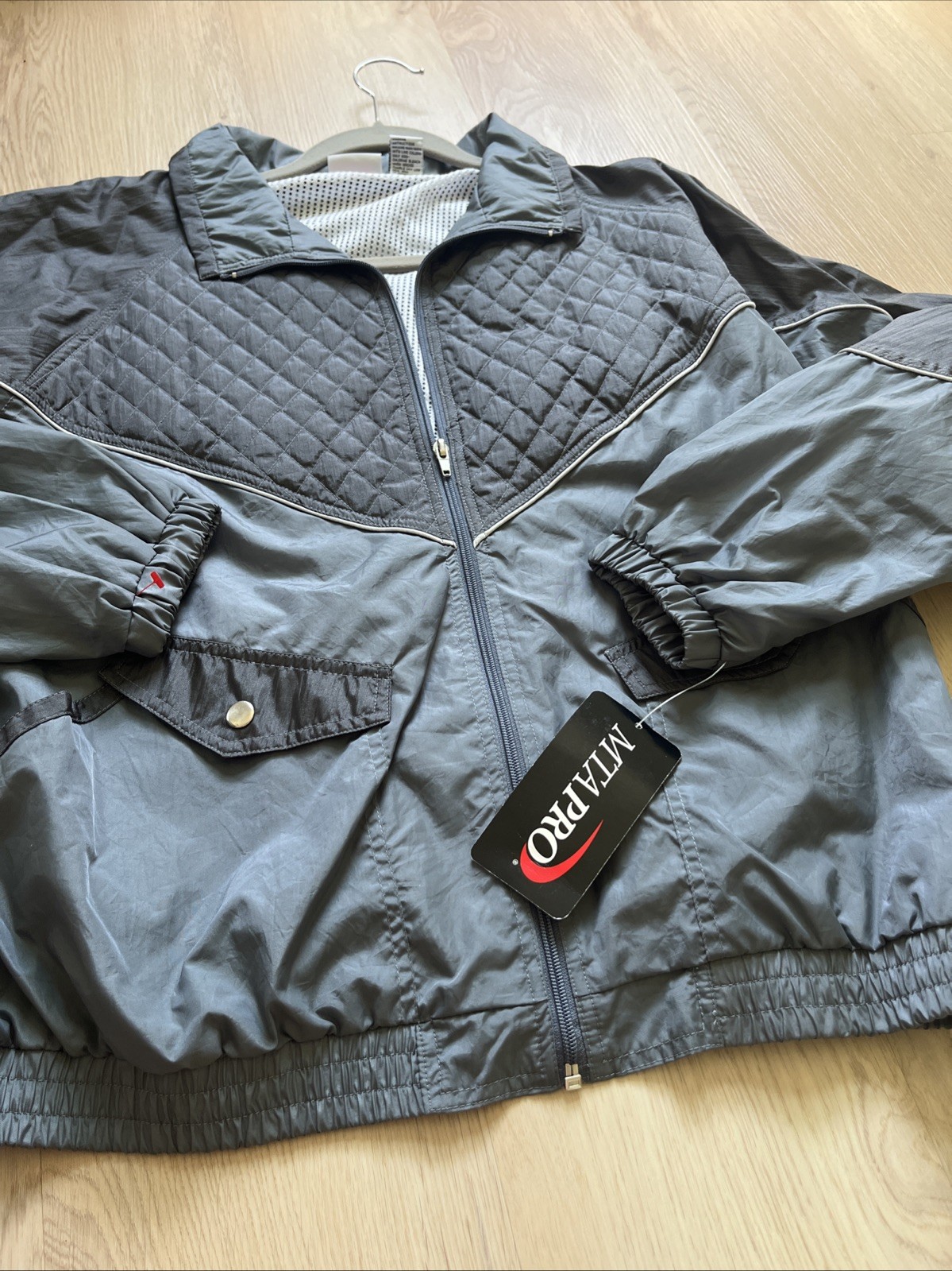 VTG Woman’s Plus Size 1X Nylon Athleisure Windbreaker Zip Jacket Mesh Lined Gray