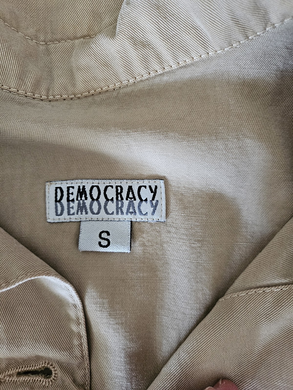 Vtg Democracy L Sleeve Button Down Beige Shirt Dagger Collar Small