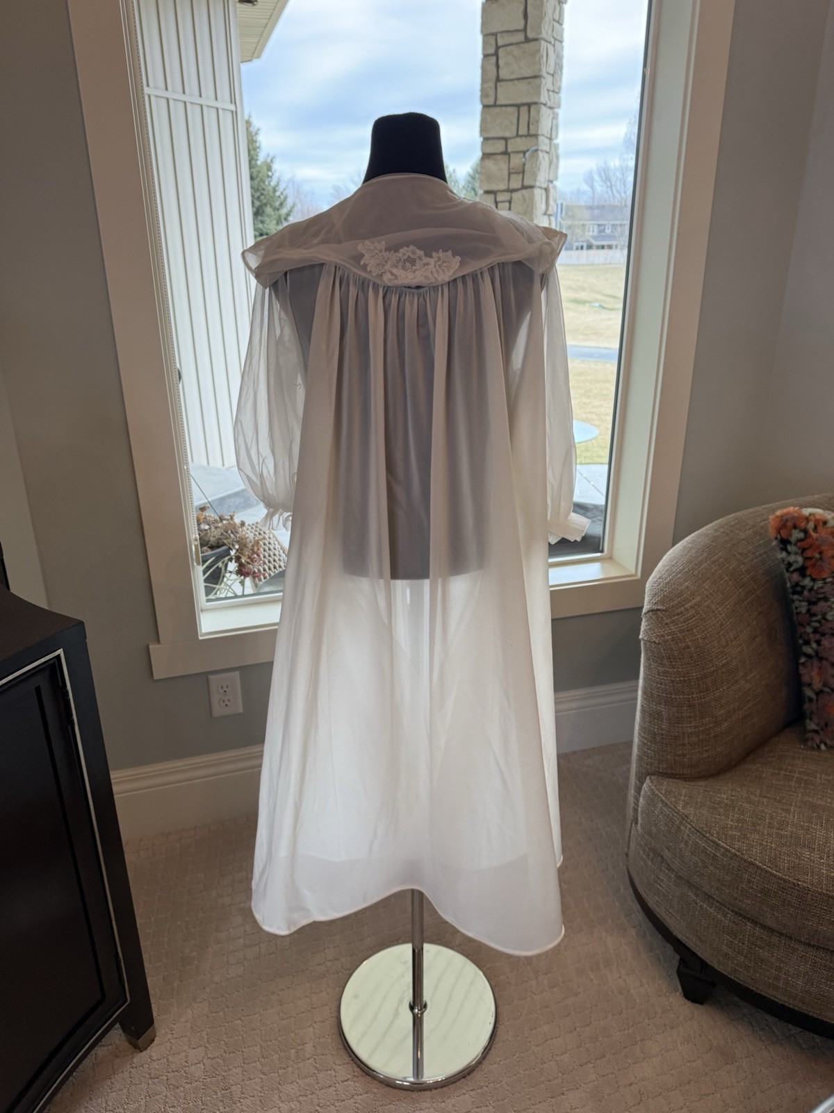 Vintage Vanity fair Ivory Lingerie Robe Sheer 34 Pretty