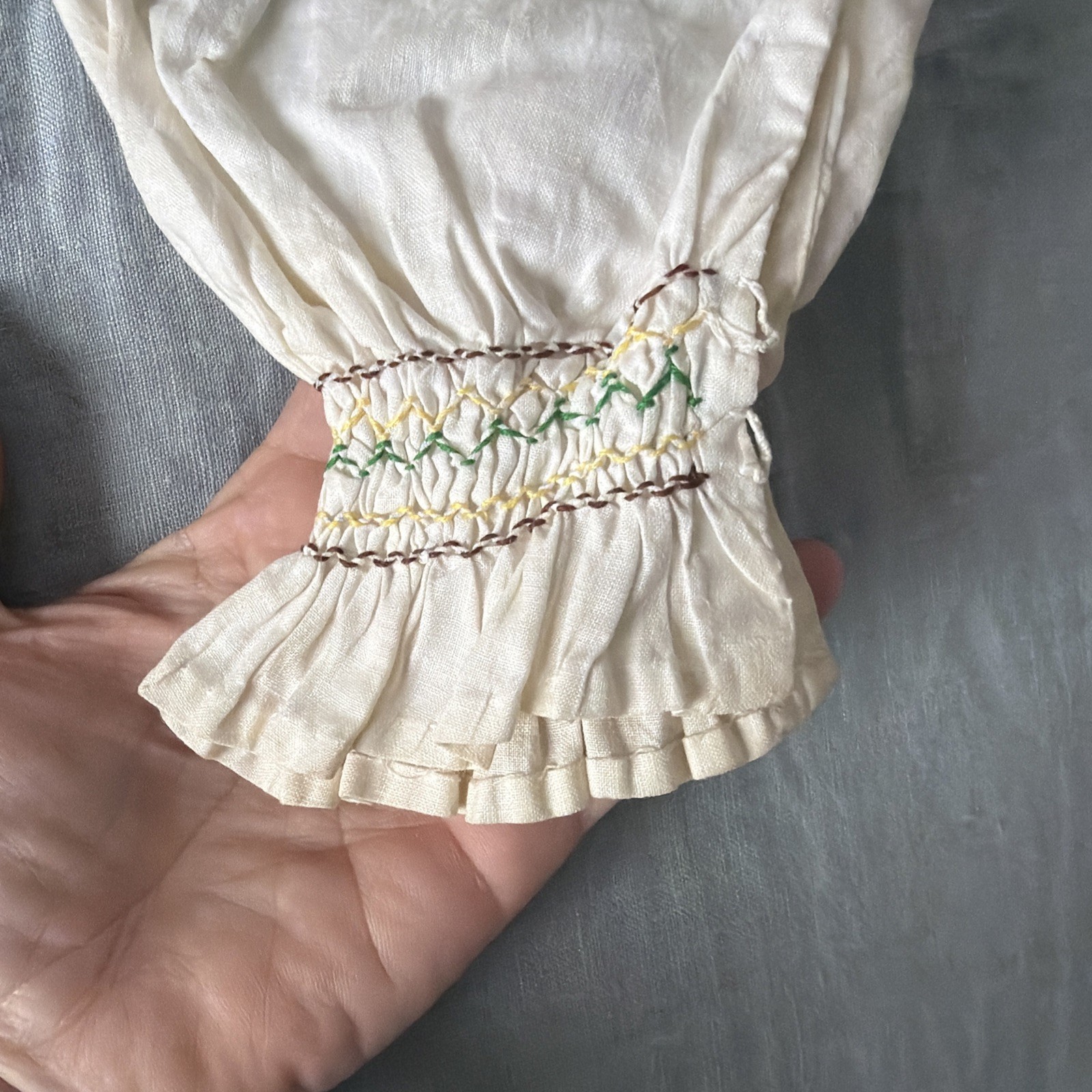 Rare 50s Women’s Vintage Embroidered Blouse Floral Cotton Smocked Neckline