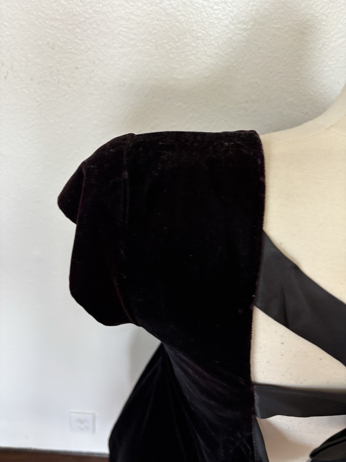 Vintage 90’s de laru Solid Black Bow Back Velvet Short Sleeve Sheath Dress