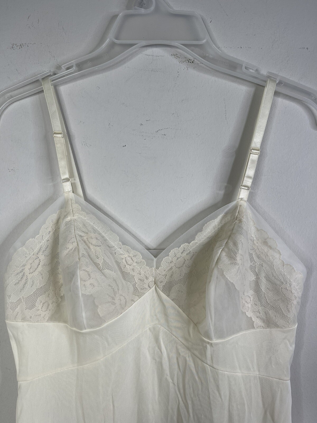 Vintage VANITY FAIR Full Slip Smooth Nylon Chiffon Floral Lace 32 L Gown