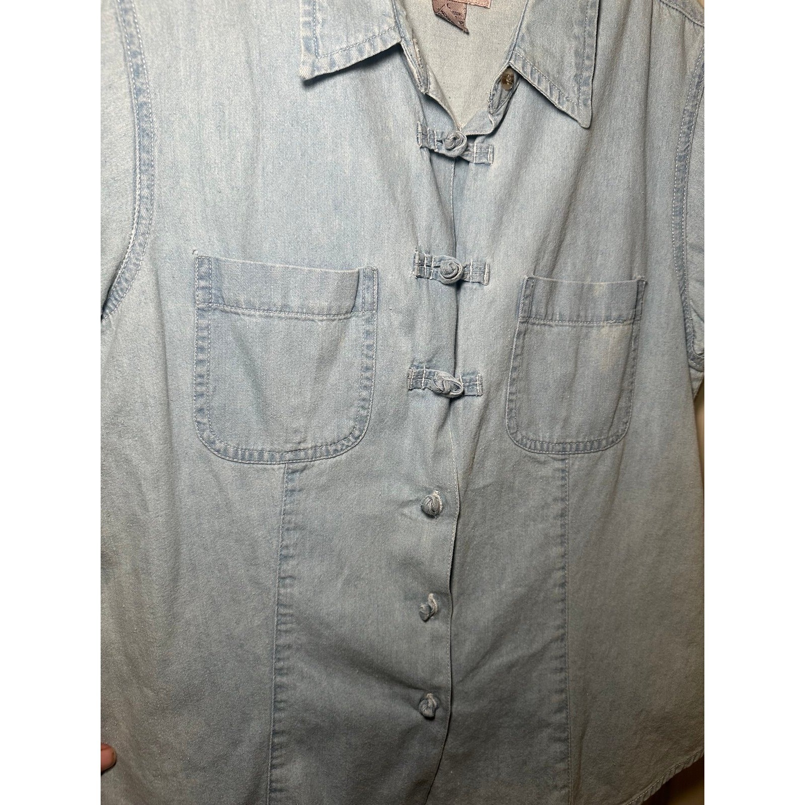 Vintage Denim Republic Denim knot style button-up shirt with a fitted type curva