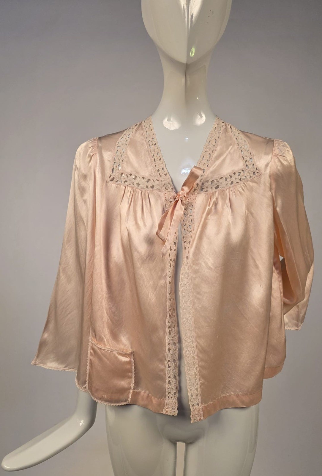 ANTIQUE 1930’S SLIPPERY SATIN FINISH RAYON BED JACKET W LACE