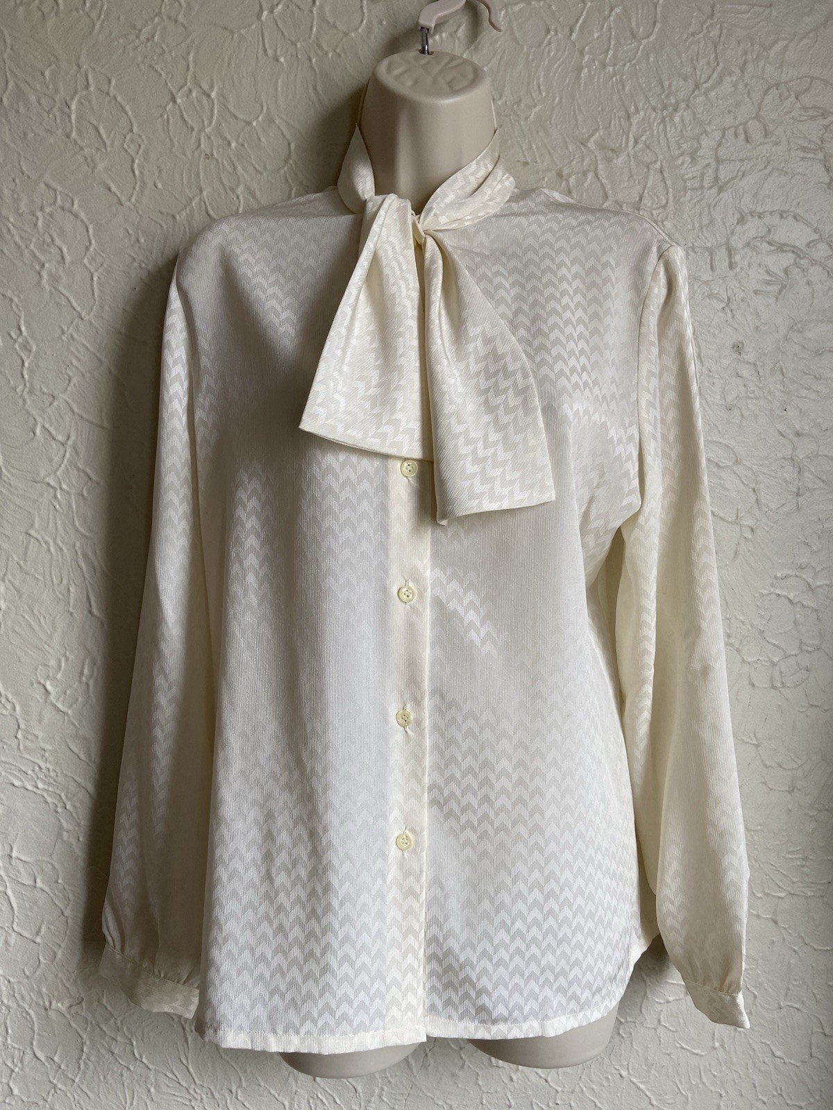 Vintage Dalton Cream Pussy Bow Tie Button Down Blouse Old Money Preppy Sz 12 Top