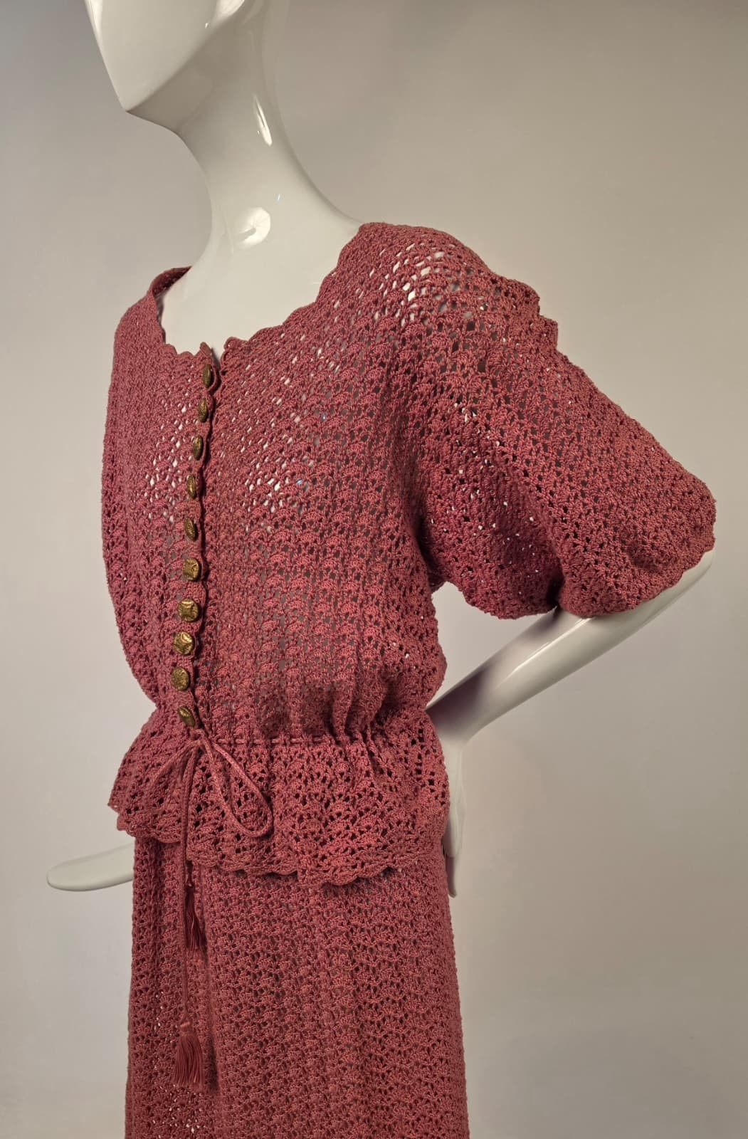 VINTAGE 1940’S ROSE HAND CROCHET DRESS SET W GOLD TONE METAL BUTTON CLOSURE