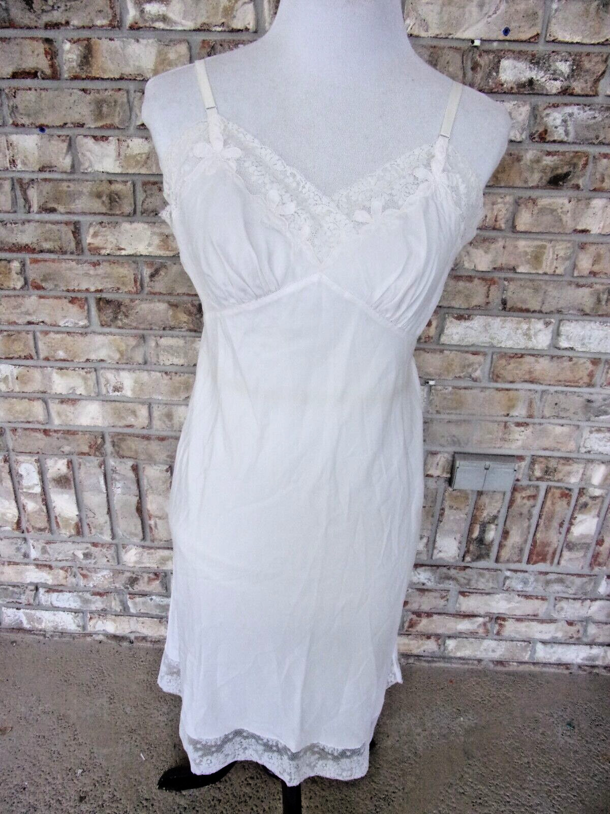 VTG 70S/80S FULL SLIP BUST 34″ WHITE FLORAL APPLIQUE AND QUALITY LACE