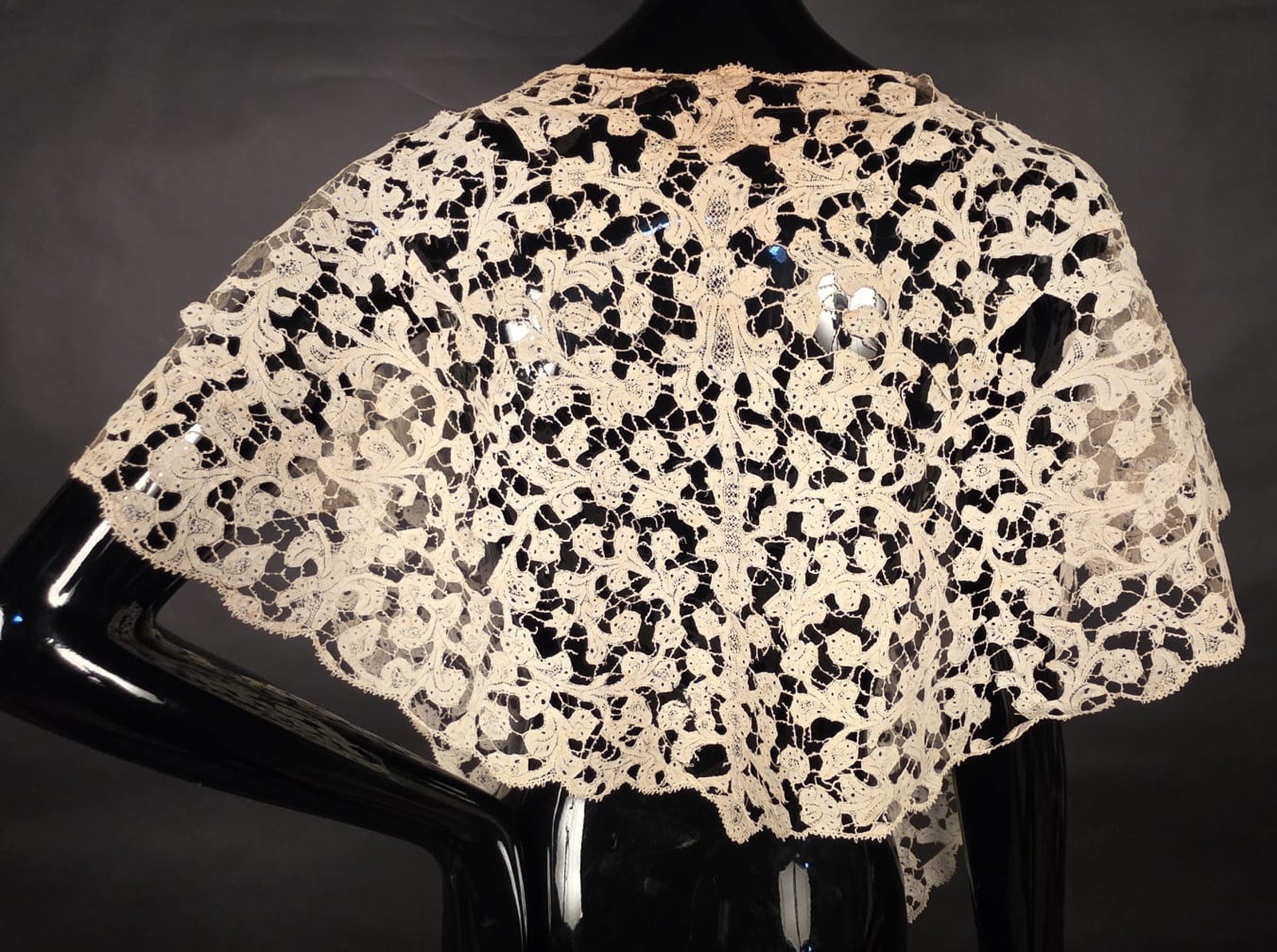 HAND MADE 18TH C LARGE LACE CAPE COLLAR FOR DRESS W FINE PICOT BRIDES