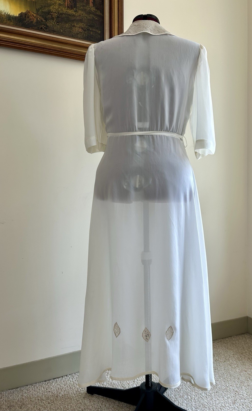 1940/50s Hollywood style dressing robe size M/L. Ivory rayon, beige cotton lace.