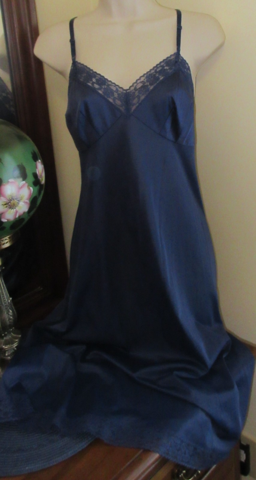 vintage size 36 VANITY FAIR MIDNIGHT BLUE mega LACE NYLON full slip NIGHTGOWN
