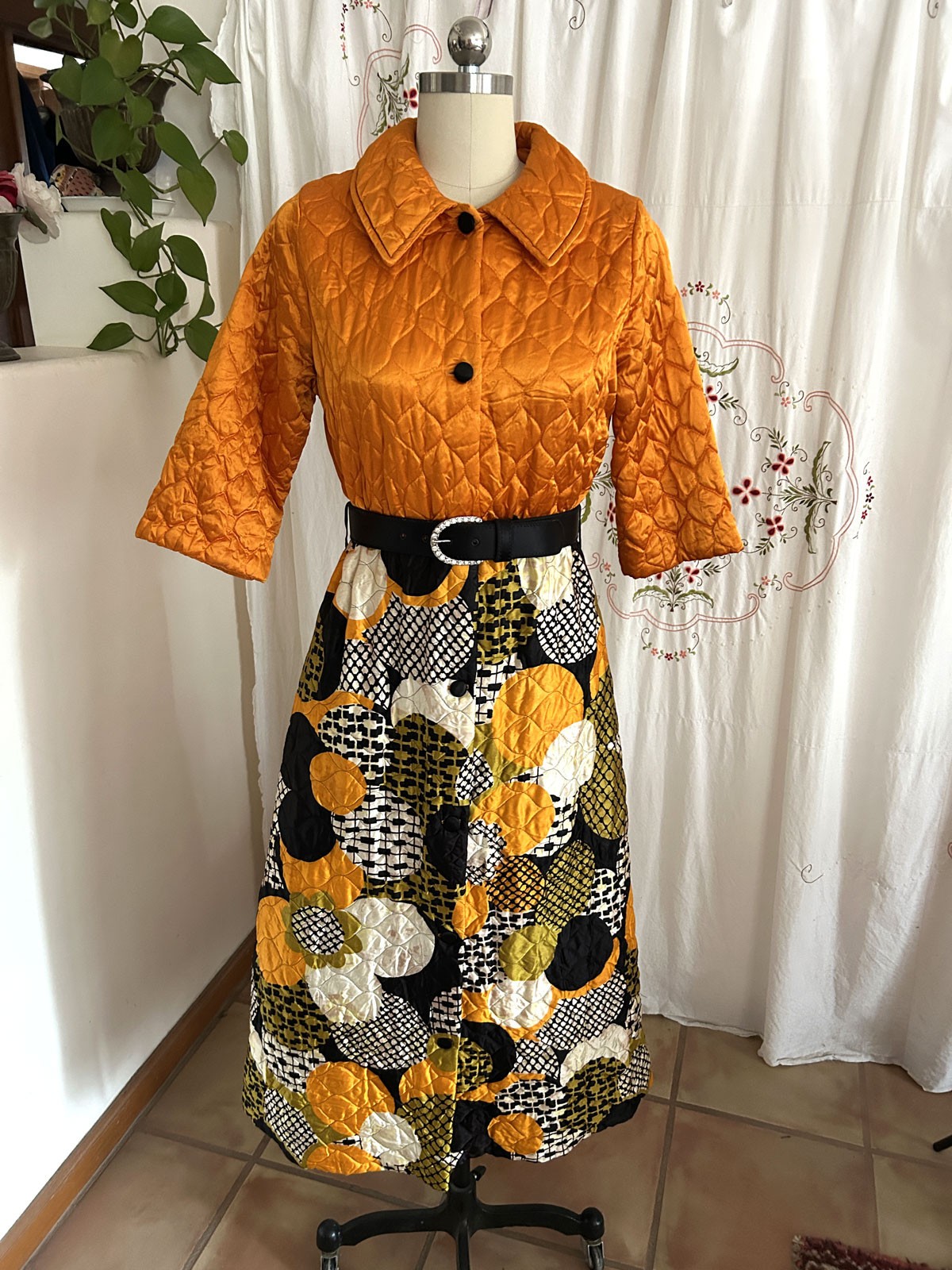Vtg 60s Penneys Loungewear Mod Quilted Robe Hostess Gown Psychedelic Daisies S/M