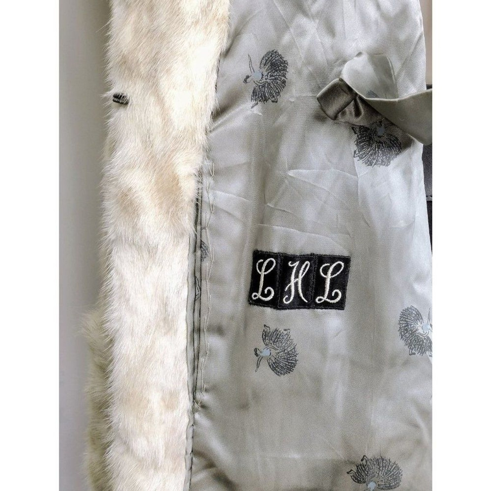 Antique 1920’s/30’s Sagarsky’s Beige Rabbit Fur Cuffed Wide Sleeve Mob Wife Coat