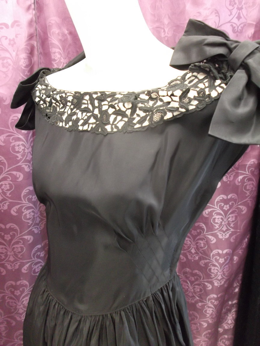 30s 40s Black Rayon Taffeta & Heavy Lace „Miss Kitty” Vict.Style Gown sz S