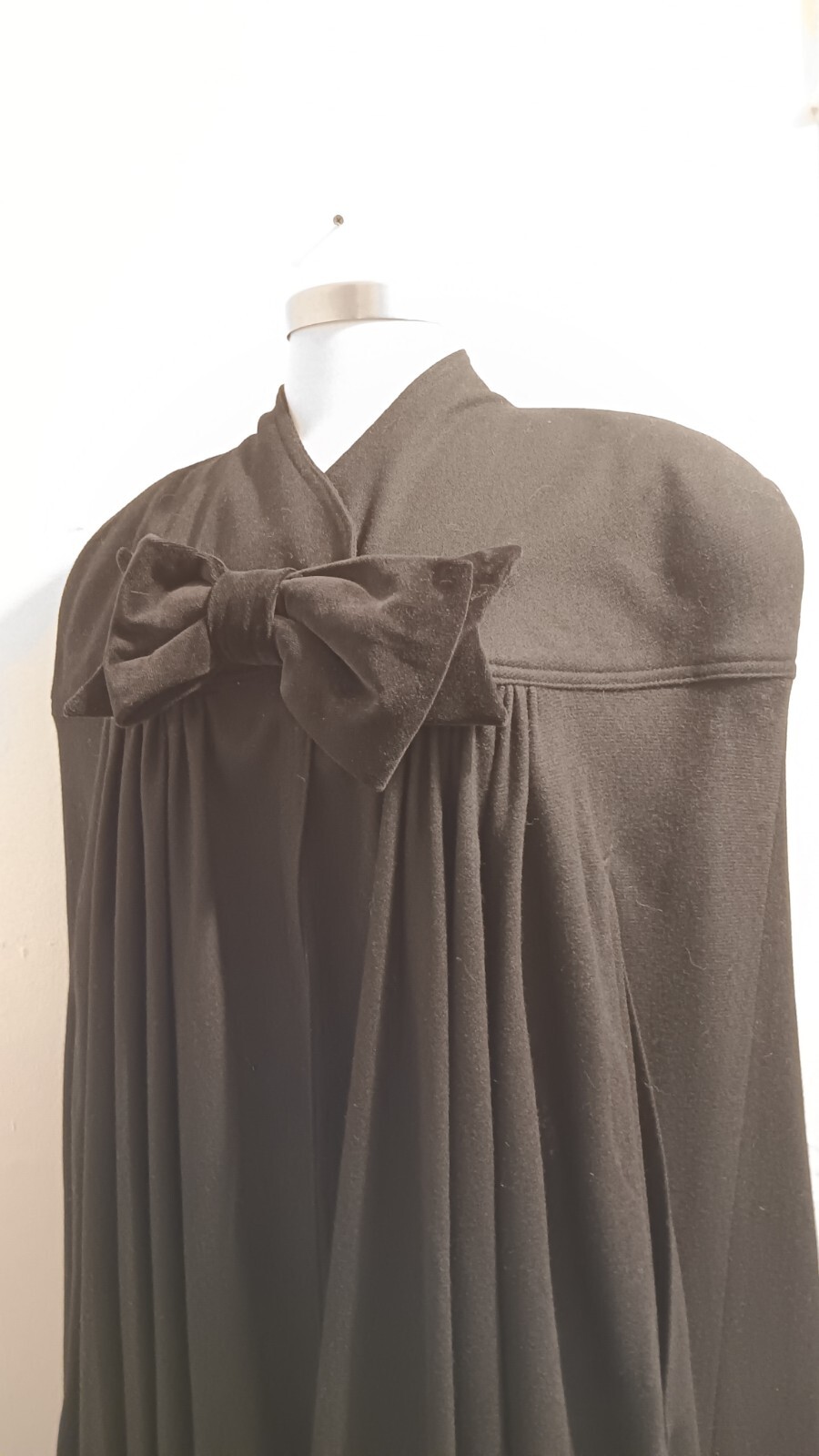 Vintage 1980’s black wool big bow C’est Simone cape coat sz one size
