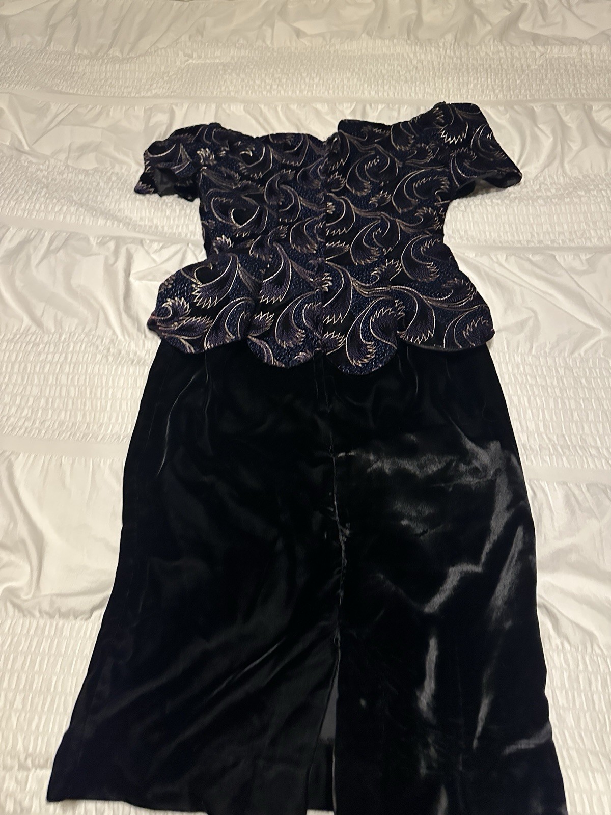 VINTAGE 80’s Velvet Peplum Scalloped Hem Pencil Dress Size 3/4 EUC