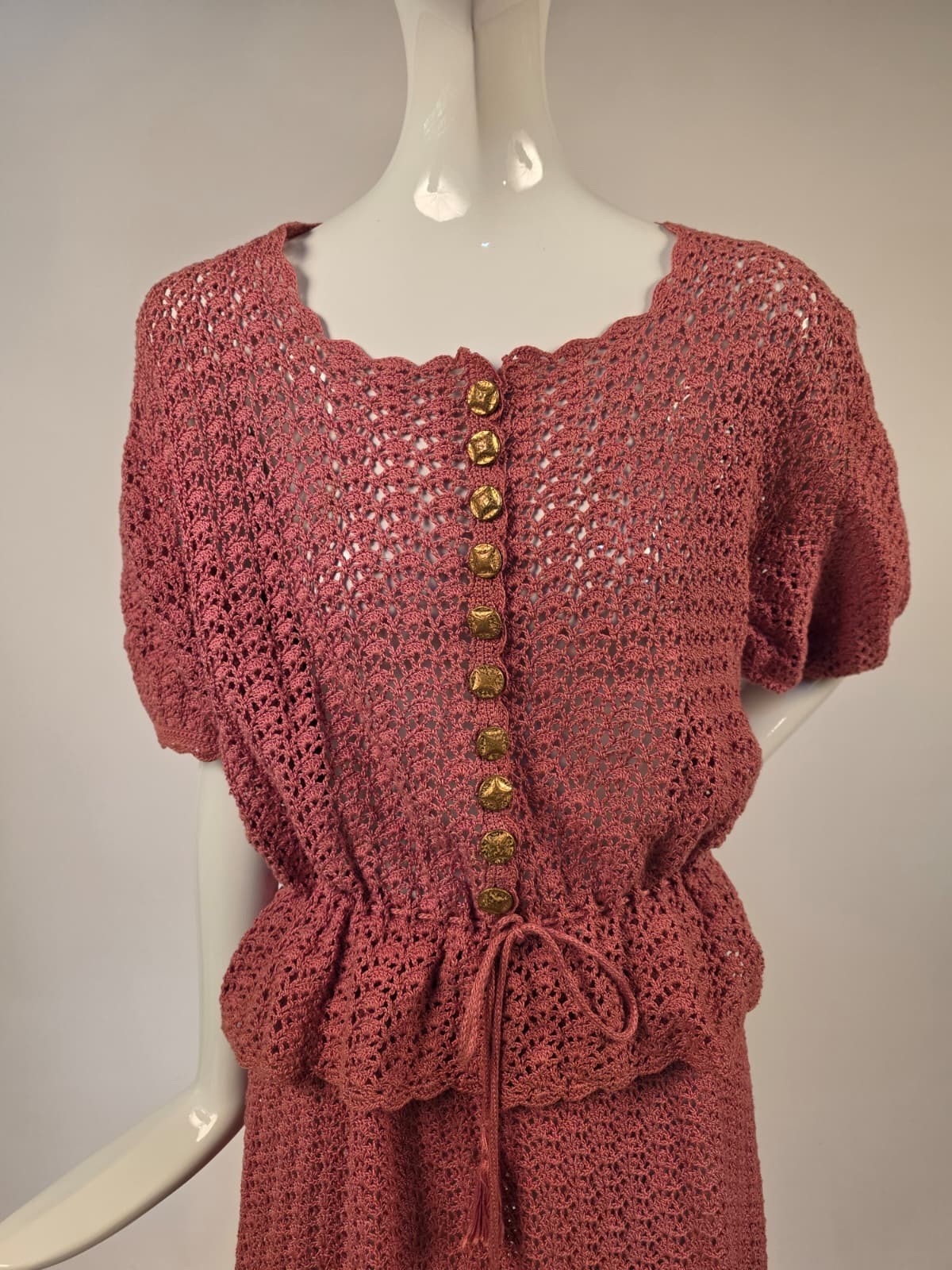 VINTAGE 1940’S ROSE HAND CROCHET DRESS SET W GOLD TONE METAL BUTTON CLOSURE