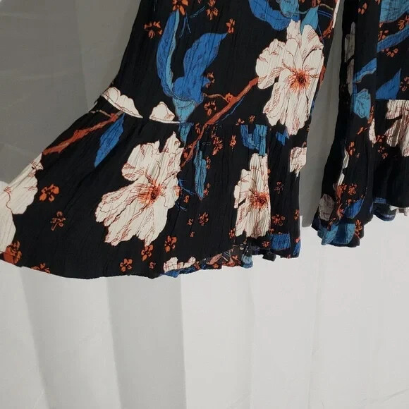 Vintage 90’s Billabong Floral Print Women’s Culottes Black and Blue Size 8 pants