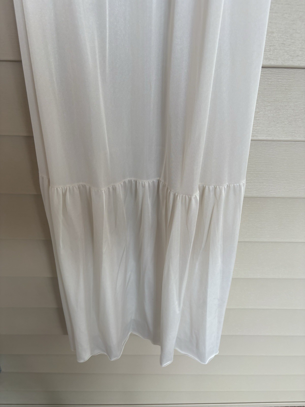Vintage Long Nightgown cream Size Large. 100% Nylon INV25/588