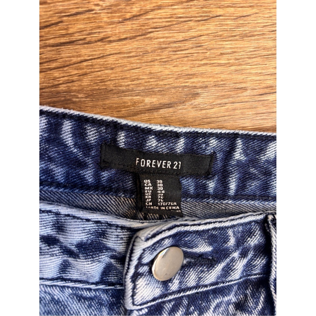 Forever 21 Acid Wash Blue Distressed Denim Shorts Size 30 Boho Tribal Pocket