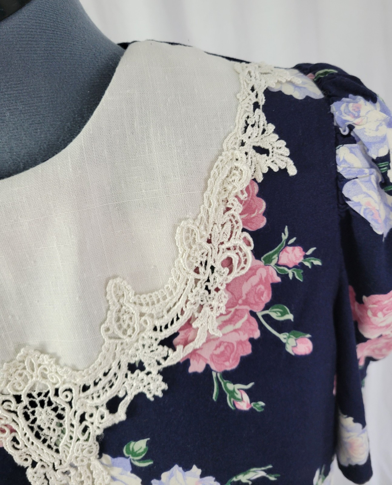 Vtg Lisa II Navy Blue Floral Blouson Dress w White Crochet Trimmed Bib Size M?