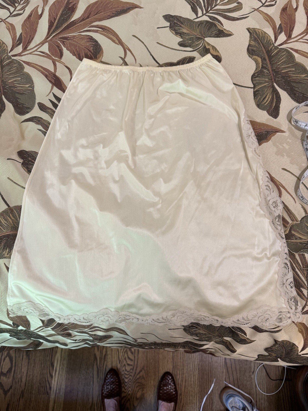 Vanity Fair Ivory Lace Half Slip Size M 26” Long Side Slit