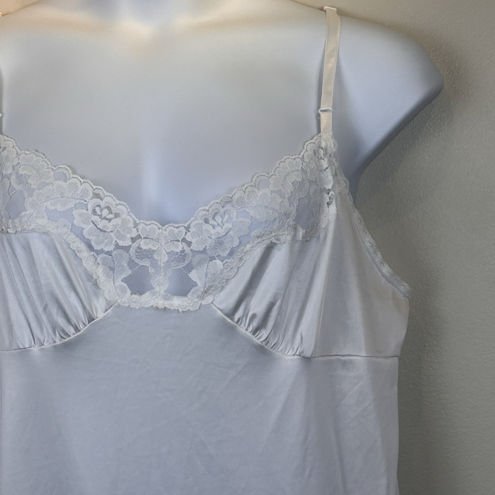 VASSARETTE Size 28″ 44/50 White Nylon Floral Lace Adjustable Strap Slip Dress
