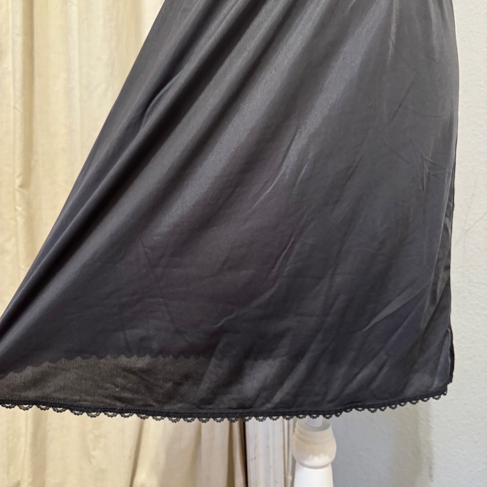 Warners Perfect Measure Vintage Black Full Slip Lace Trim V-Neck 55728 Size 36