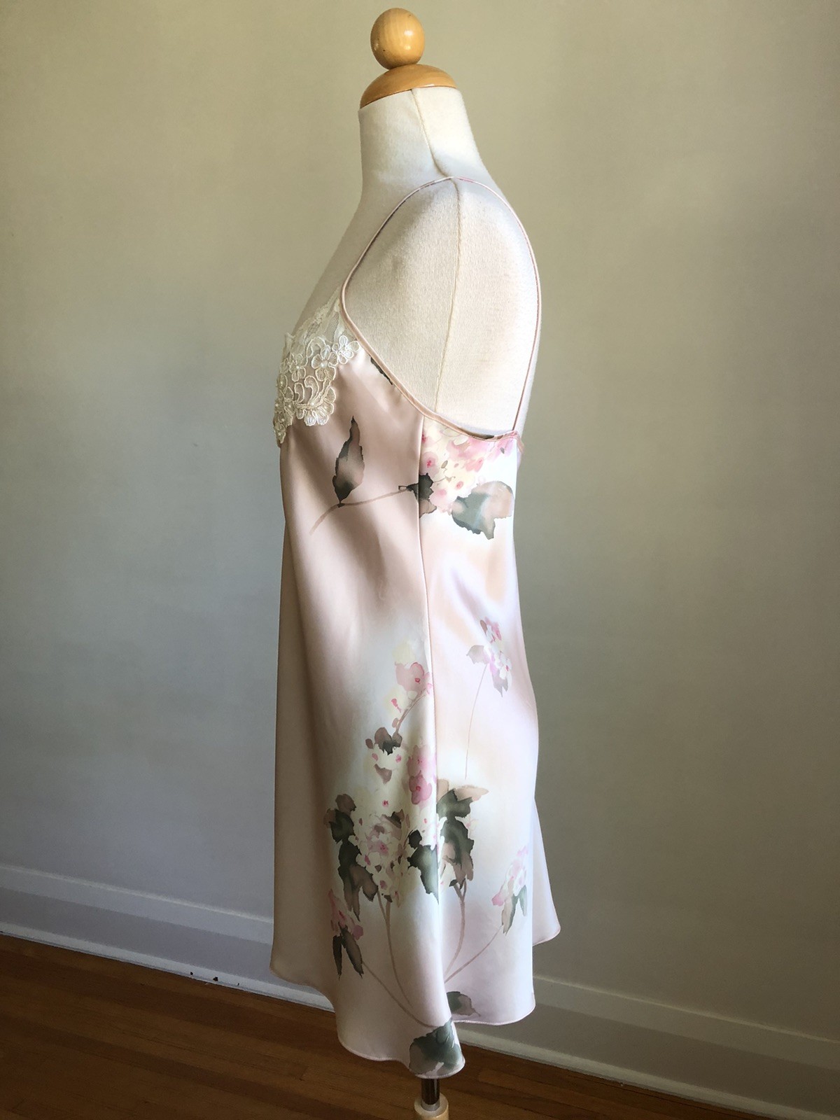 GORGEOUS VTG CALIFORNIA DYNASTY Pink Floral Silky Satin Lace & Pearls Chemise S