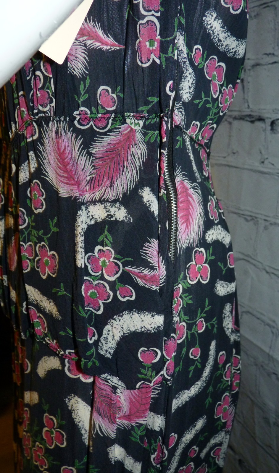 VTG 1940s Feather Print Rayon Peplum Dress Hollywood Costume Collection Bust 40″