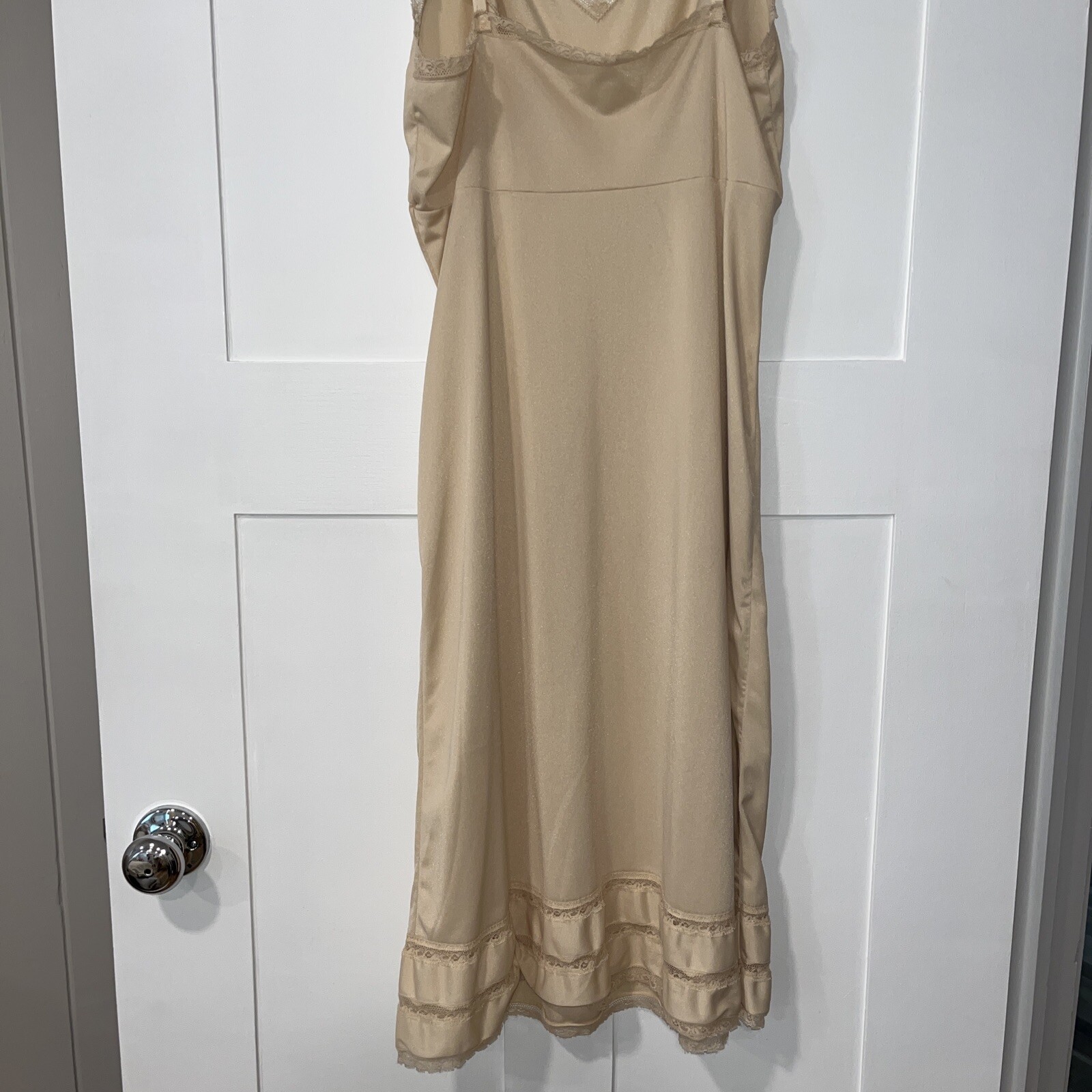 Unbranded Full Slip Beige Nude 17” Across Bust 33” Pit To End Of Hem. Vtg.