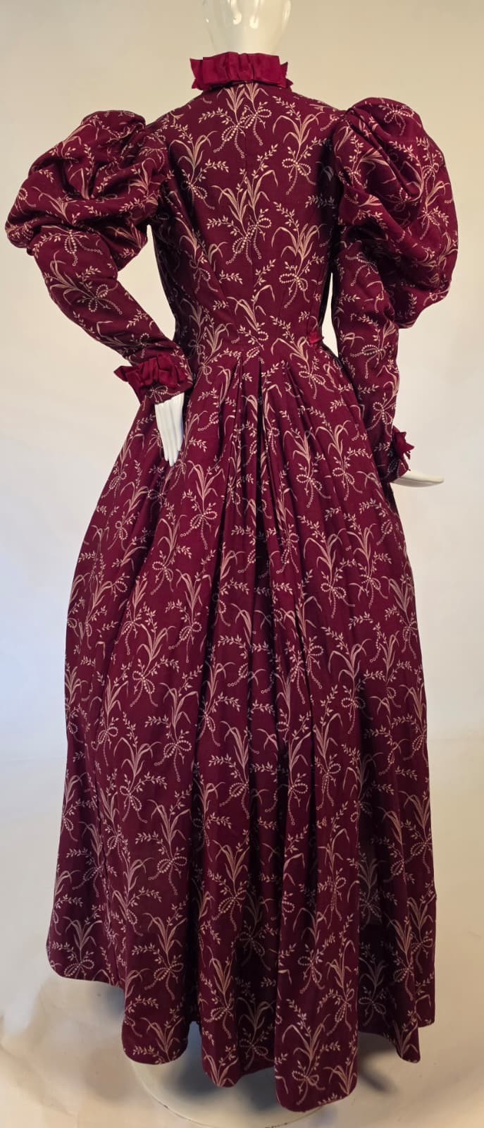VICTORIAN 1890’S PUFF SLEEVE BUSTLE BACK DRESS W FLORAL BOUQUET PRINT 