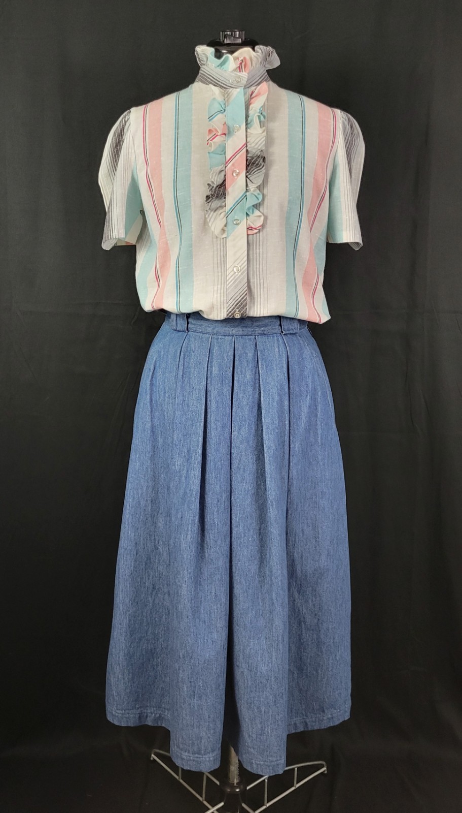 Vtg Lucky Winner White/Blue/Pink/Grey Striped S/S Top w Ruffled Collar Size M?