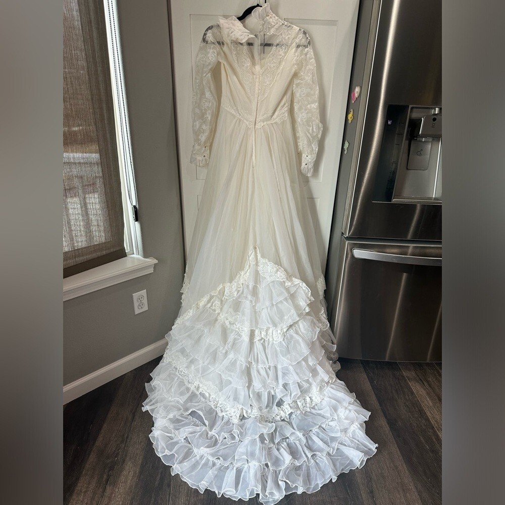 Vintage IGLWU Wedding gown size 6 lace ruffles waterfall beads train