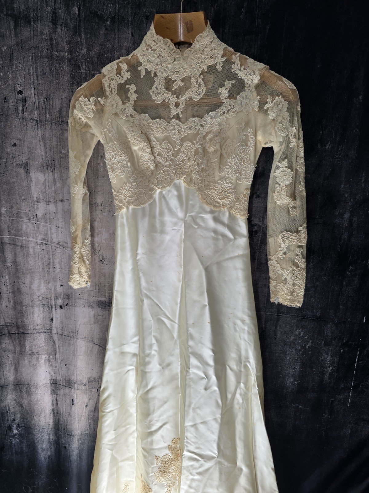 Vintage 1940s Bride Small Slipper Satin & Lace Wedding Dress Cathedral Train 40s